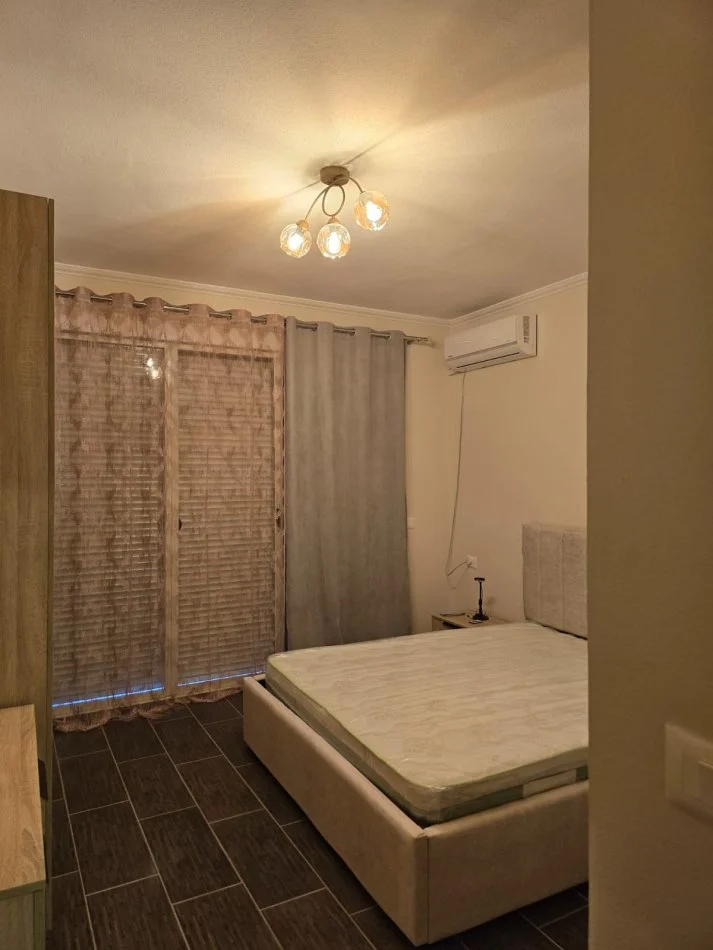 Tirane, affitto appartamento 2+1 al quarto piano, 120 m², 500 € (Yzberisht)