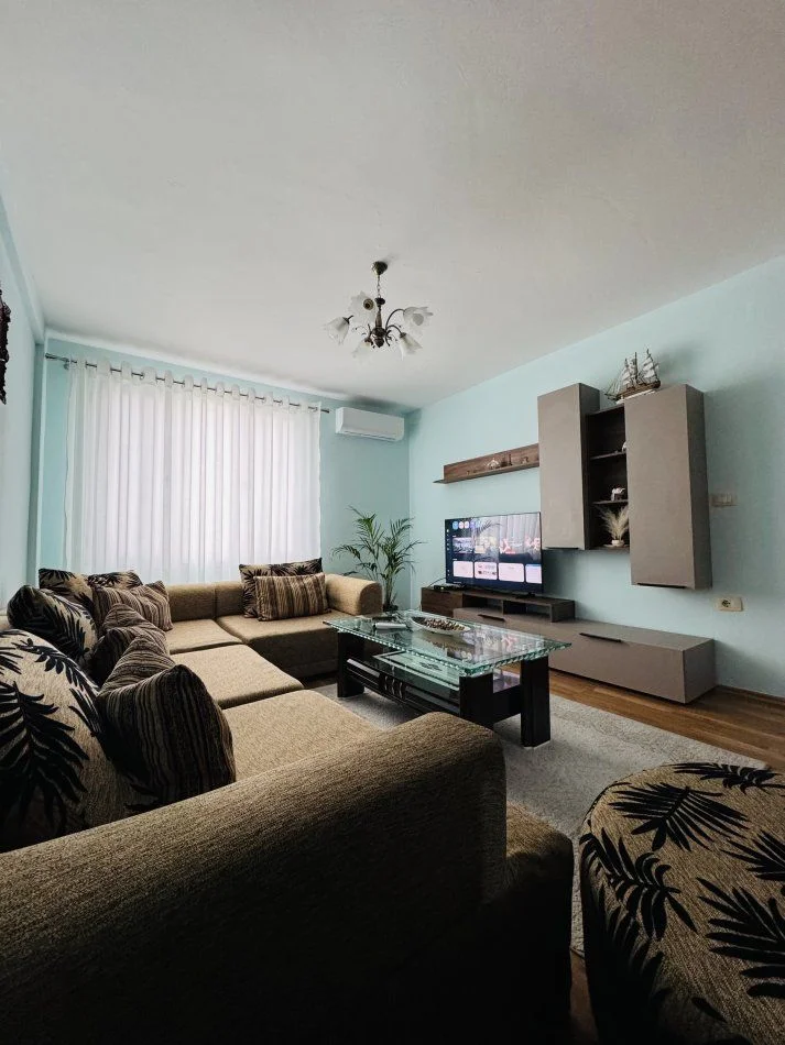 Tirane, jepet me qera apartament 1+1+Ballkon Kati 5, 80 m² 750 € (RRUGA E KOSOVAREVE)