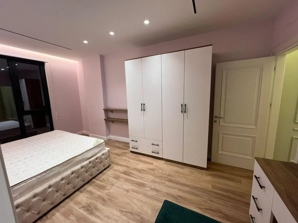 Tirane, affitto appartamento 3+1 Piano 7, 150 m² 1.200 € (Via Xhanfize Keko)