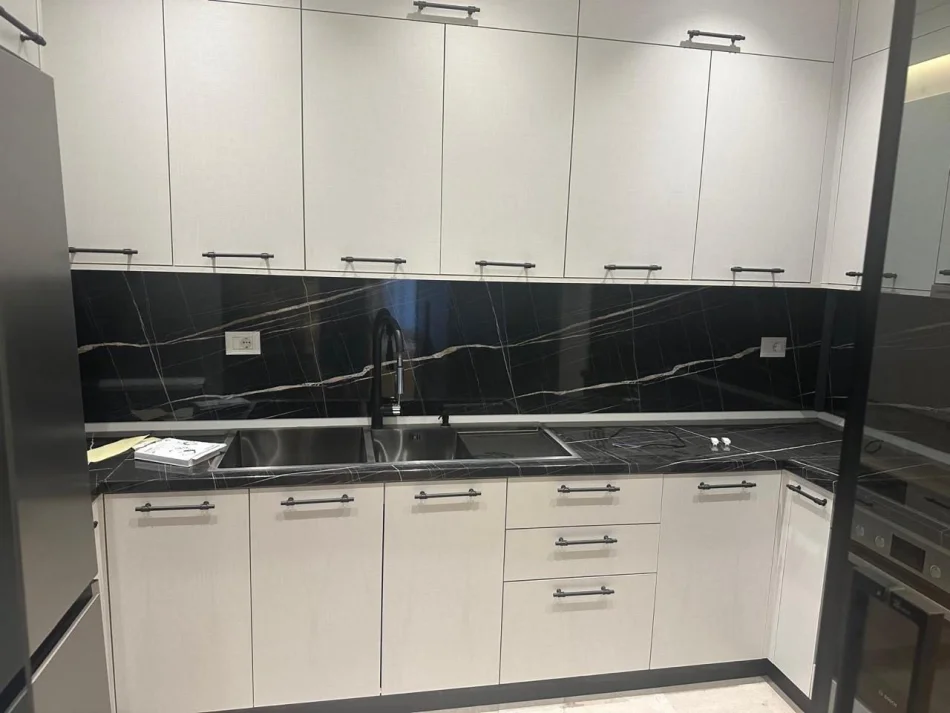 Tirane, affitto appartamento 3+1 Piano 7, 150 m² 1.200 € (Via Xhanfize Keko)
