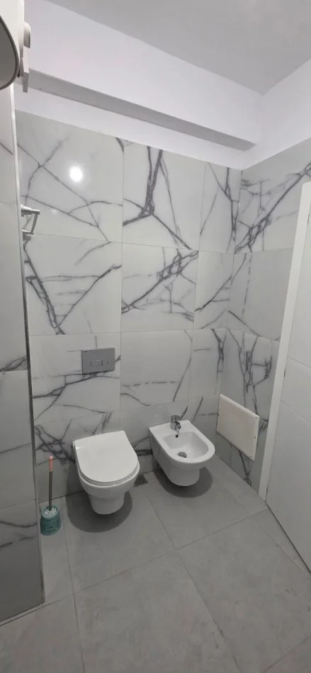 Tirane, jepet me qera apartament 1+1+Ballkon Kati 7, 70 m² 450 € (ASTIR)