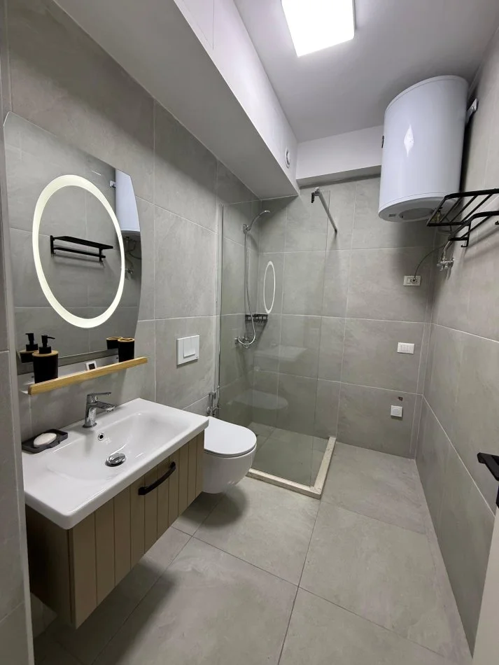 Tirane, affitto mensile appartamento 1+1+Balcone Piano 5, 68 m² 550 € (KINOSTUDIO)