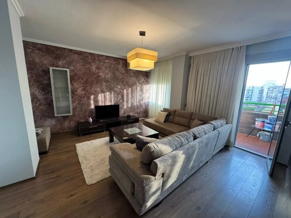 Tirane, jepet me qera apartament 2+1+Ballkon Kati 8, 105 m² 750 € (SELVIA)