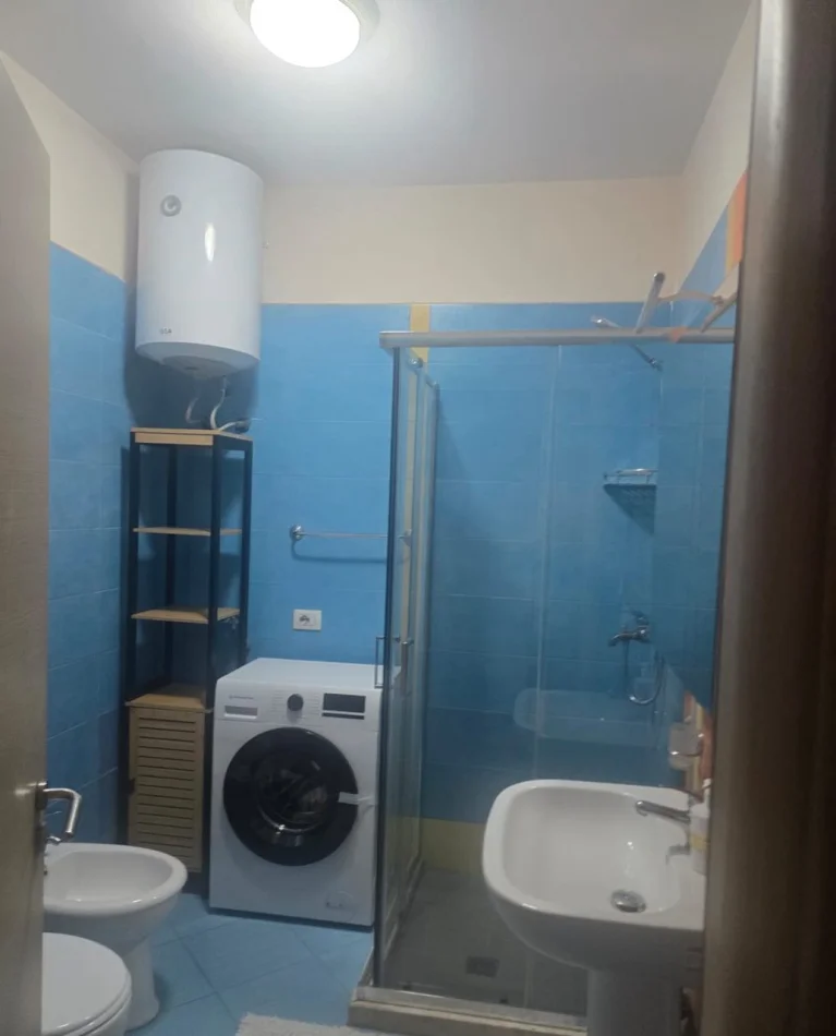 Tirana, affitto appartamento 2+1 Piano 3, 75 m² 650 € (Giardino Botanico)