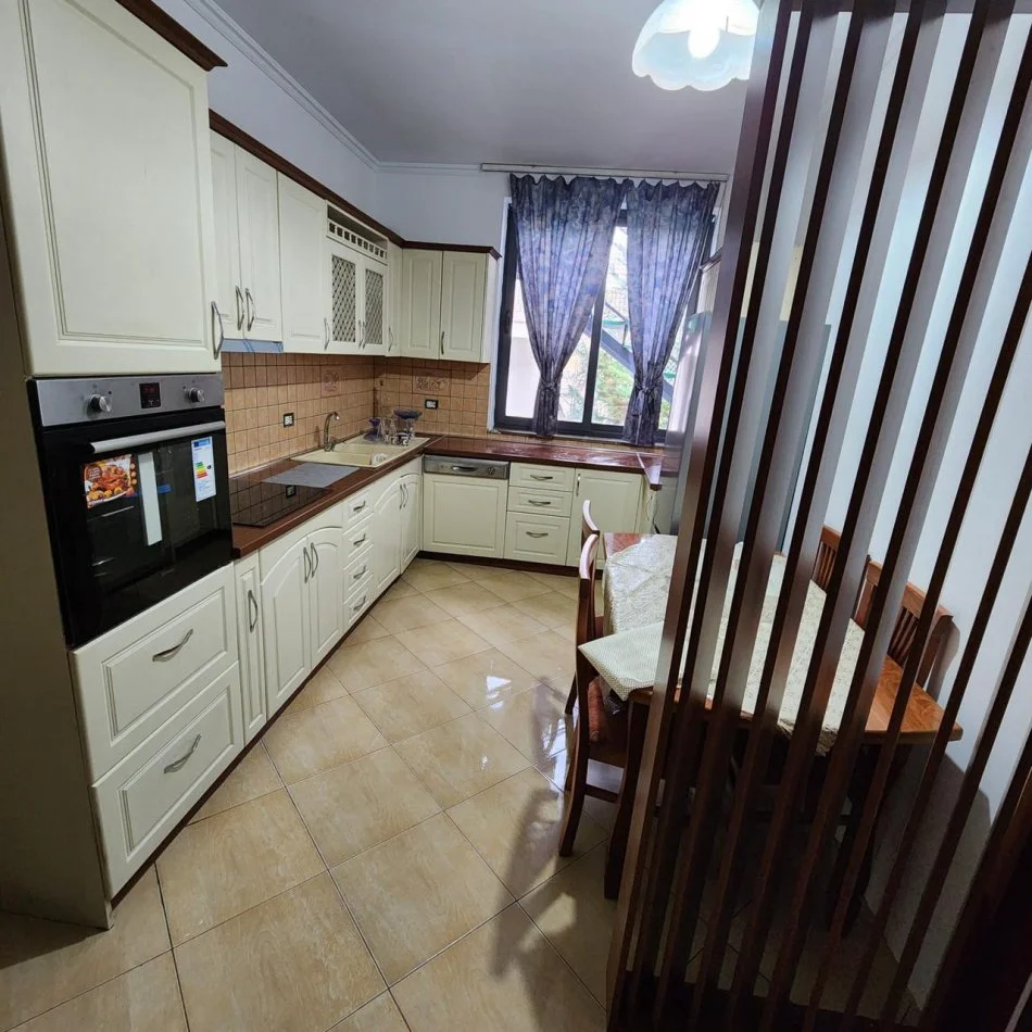 Tirane, jepet me qera apartament 2+1 Kati 2, 95 m² 550 € (SELITE)