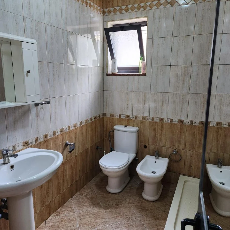 Tirane, jepet me qera apartament 2+1 Kati 2, 95 m² 550 € (SELITE)