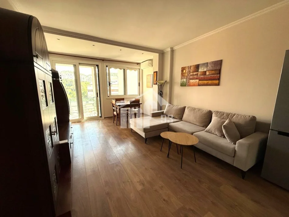 Tirane, affitto appartamento 2+1 Piano 7, 85 m² 700 € (DIETRO IL PARCO 'OLIMPIK')