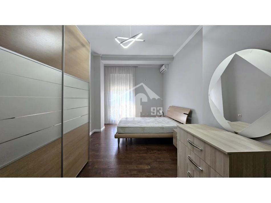 Tirane, affitto appartamento 2+1 Piano 7, 120 m² 1.600 € (PRÓXIMO ALL'ACCADEMIA DI ARTI E AL PARCO DEL LAGO)