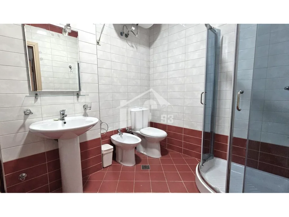 Tirane, affitto appartamento 2+1 Piano 7, 120 m² 1.600 € (PRÓXIMO ALL'ACCADEMIA DI ARTI E AL PARCO DEL LAGO)
