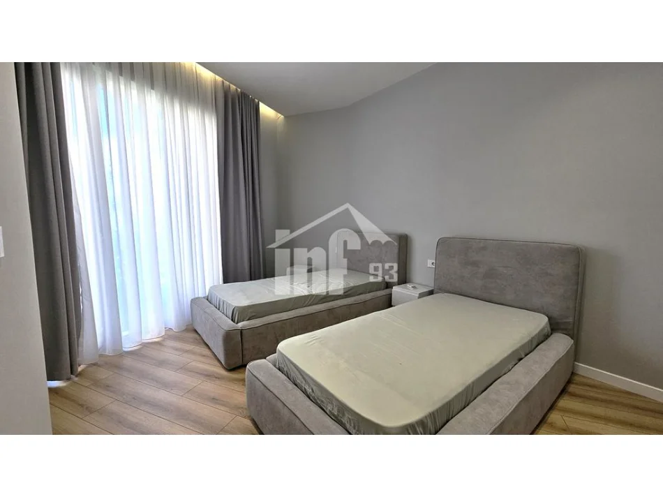 Tirana, Affitto di appartamento 3+1 al piano terra, 120 m², 1.800 € (“GREEN VALLEY” RESIDENCE, VICINO AL LAGO ARTIFICIALE)