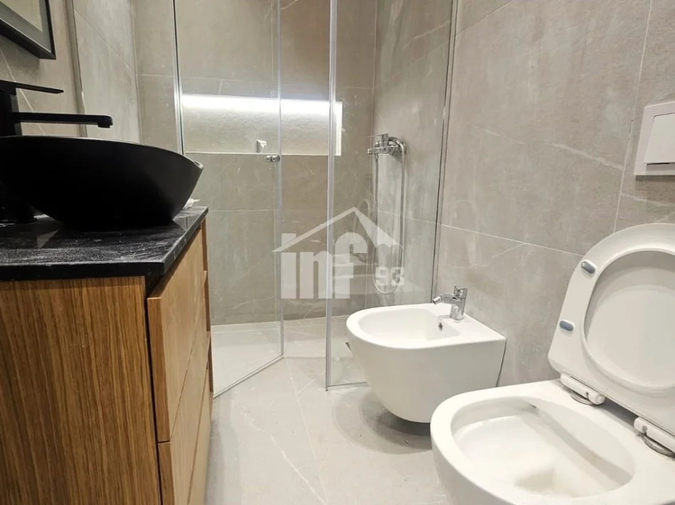 Tirana, appartamento in affitto 2+1 al 4° piano, 110 m², 1.500 € (GOLDEN TOWER RESIDENCE, MINE PEZA)