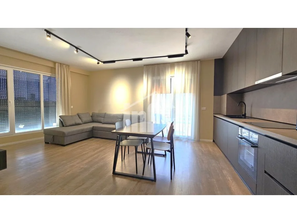 Tirane, jepet me qera apartament 3+1 Kati 4, 110 m² 1.100 € (RRUGA “DRITAN HOXHA”, 600 M NGA “RING CENTER”)