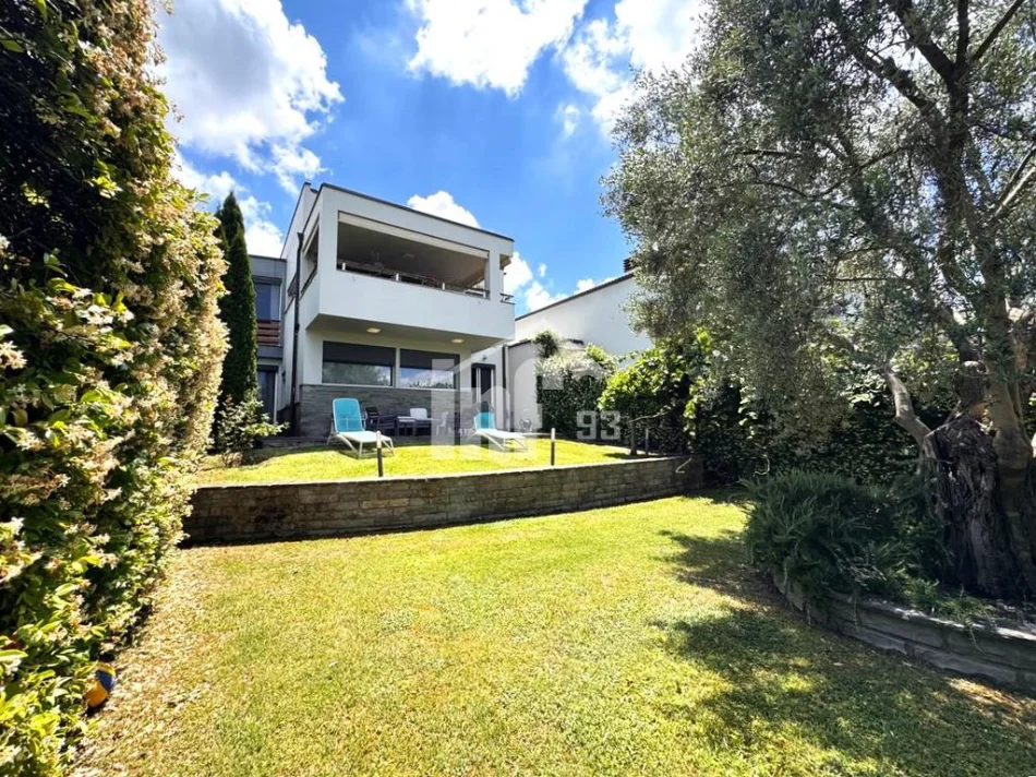 Tirane, jepet me qera Vile 2 Katshe , 249 m² 2.500 € ("LONG HILLS" RESIDENCE, 500 M NGA TEG)