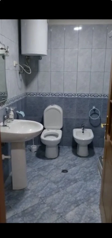 Tirane, affitto appartamento 2+1 con balcone al terzo piano, 100 m², 650 € (COMUNE DI PARISIT)