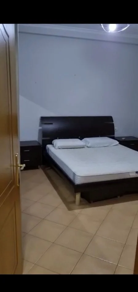Tirane, affitto appartamento 2+1 con balcone al terzo piano, 100 m², 650 € (COMUNE DI PARISIT)