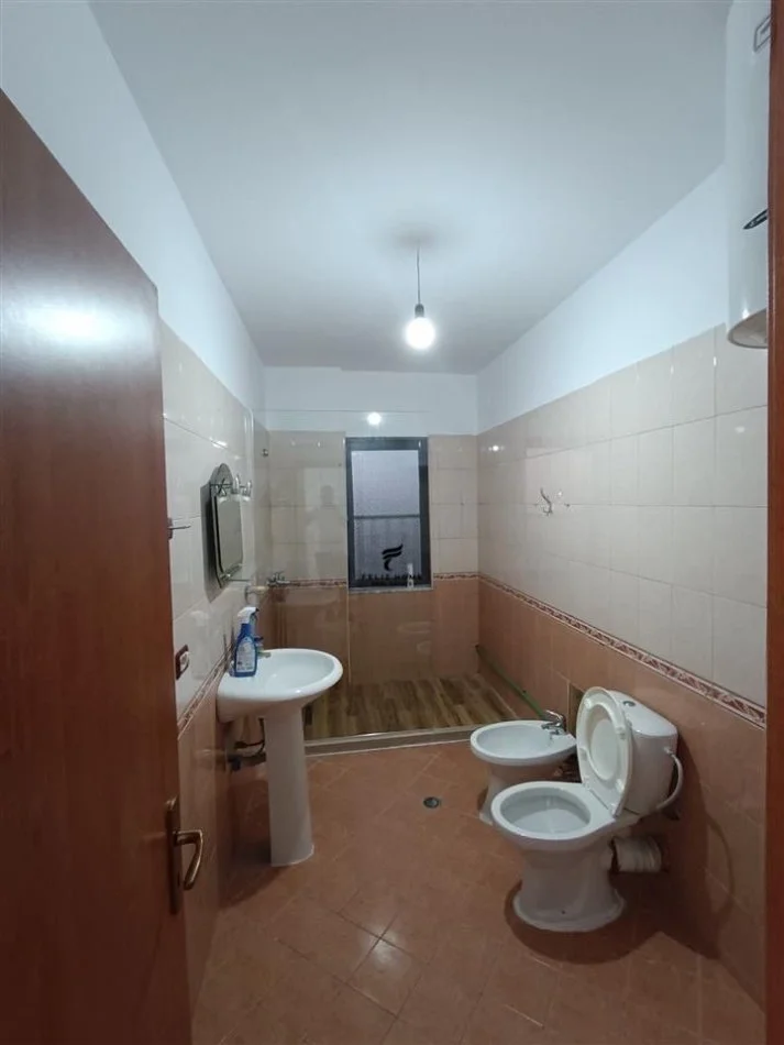 Tirana, affitto di appartamento 2+1 con balcone al 9° piano, 100 m², 650 € (21 dicembre)