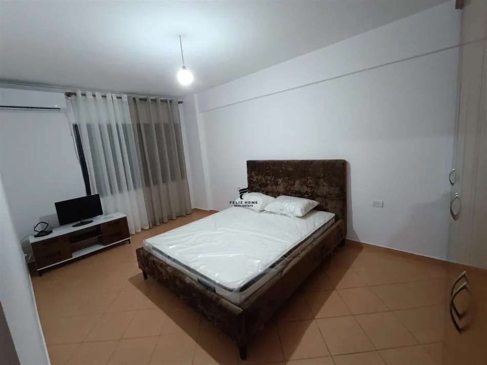 Tirana, affitto di appartamento 2+1 con balcone al 9° piano, 100 m², 650 € (21 dicembre)