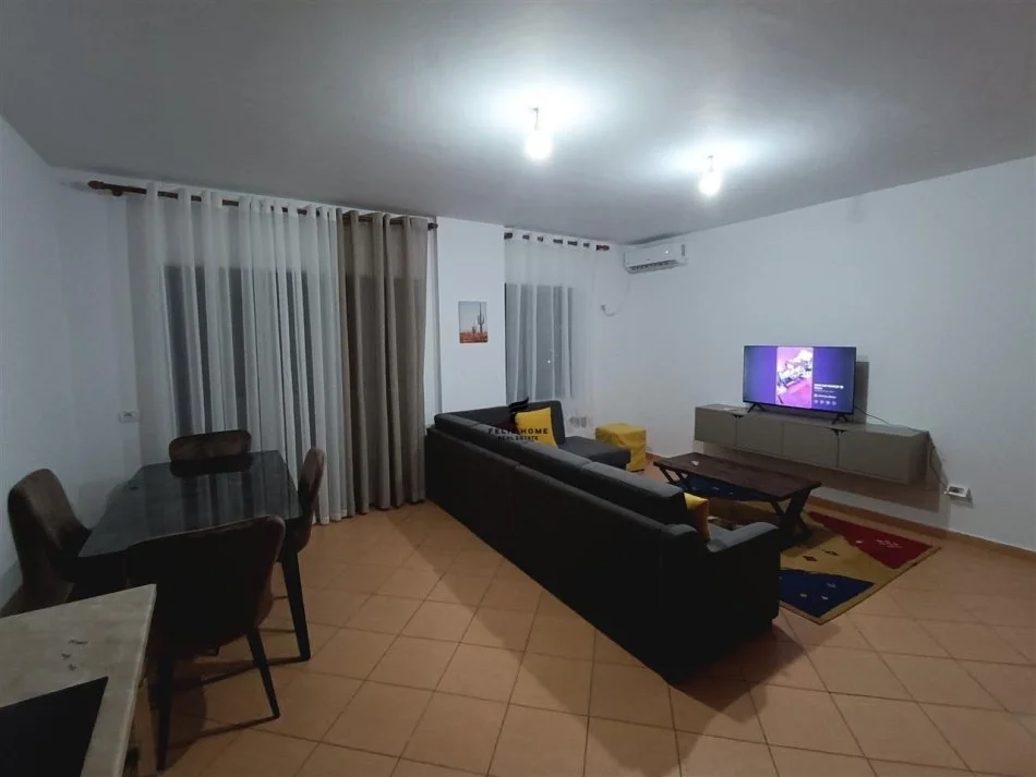 Tirana, affitto di appartamento 2+1 con balcone al 9° piano, 100 m², 650 € (21 dicembre)
