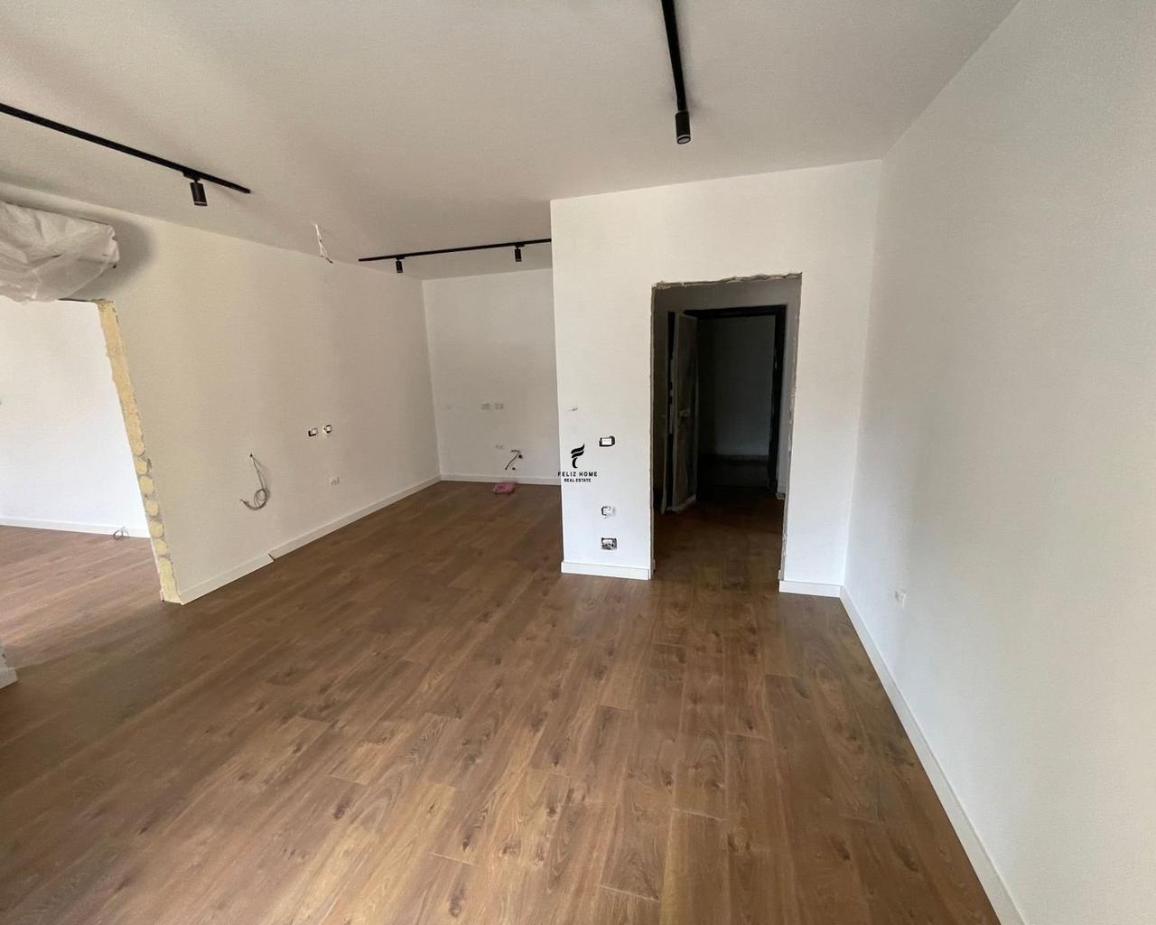 Zyra me Qera 67 m2 Air Albania 1.000 Euro FH-76850