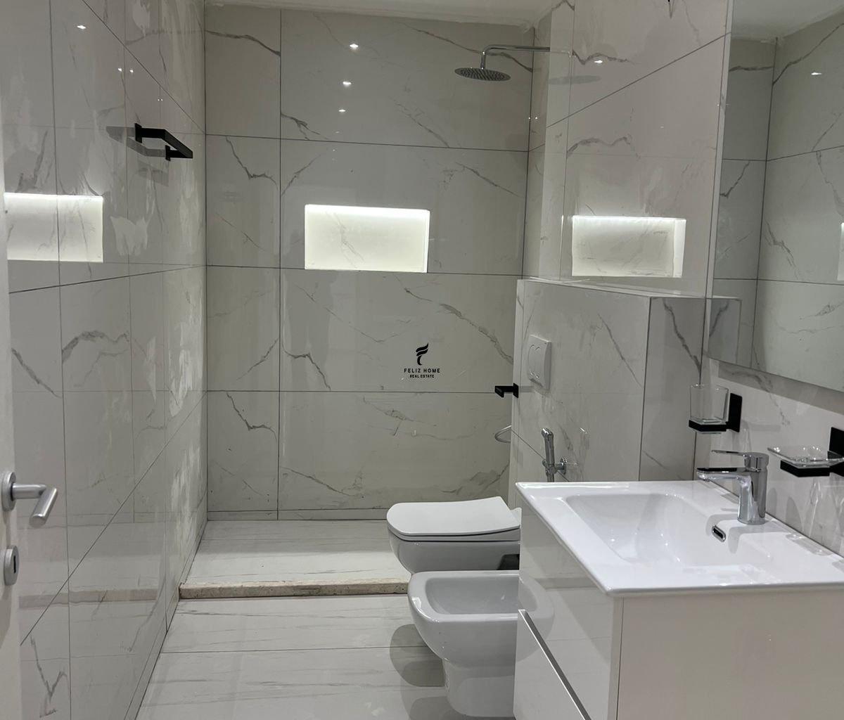 Zyra con locale di 190 m² in Via Elbasanit - 200.000 LEKE FH-76112