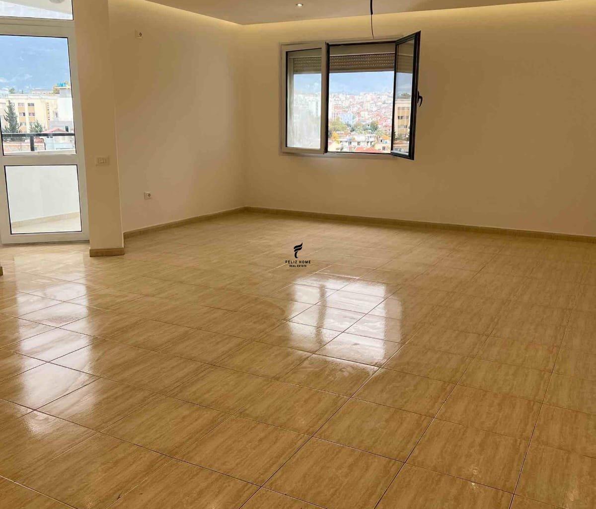 Zyra con locale di 190 m² in Via Elbasanit - 200.000 LEKE FH-76112