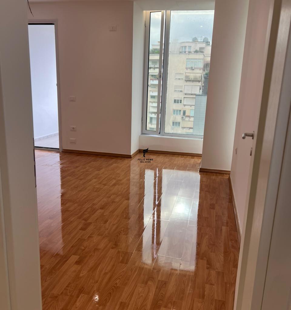 Zyra con locale di 190 m² in Via Elbasanit - 200.000 LEKE FH-76112