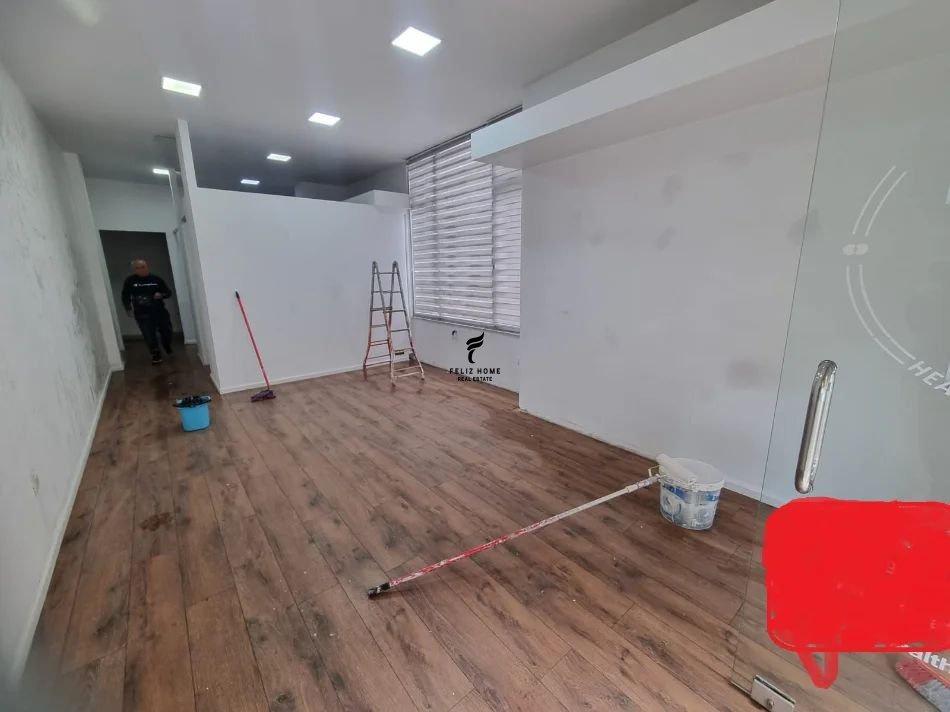 Locale commerciale con cortile di 50m2 in Myshlym, prezzo 60.000 LEKE FH-75881
