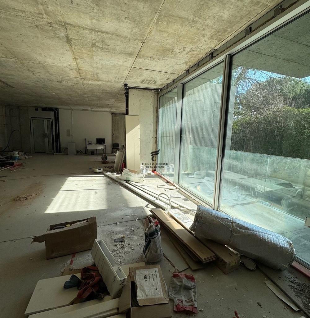 Commercial Space with 264.71 m2 in Block for 9,300 Euro