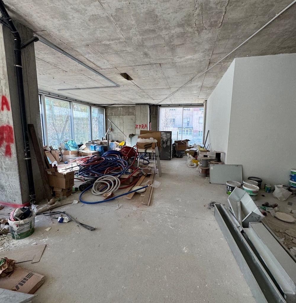 Commercial Space with 264.71 m2 in Block for 9,300 Euro