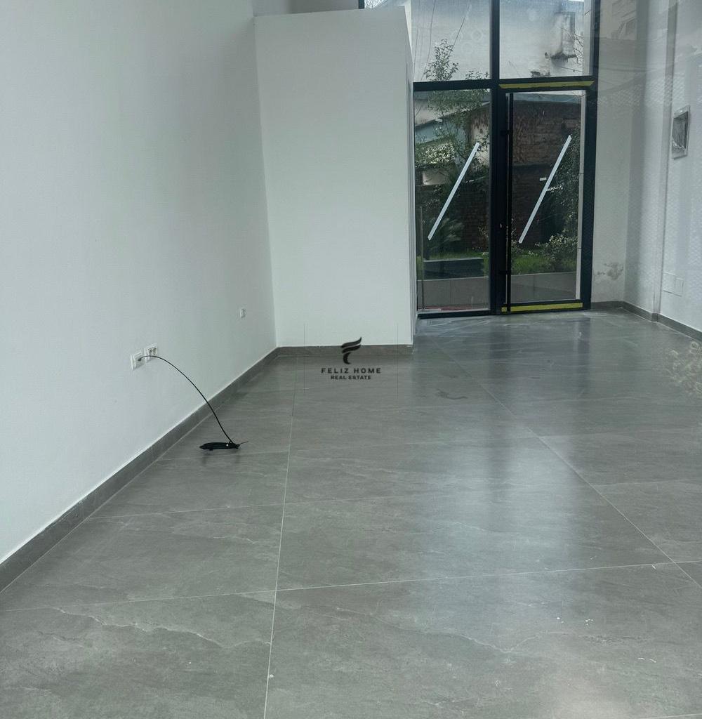 Commercial Space for Rent 35 m2 Downtown 500 Euros