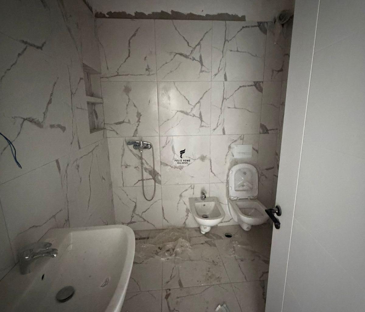 Zyra con affitto di 65 m², 5 piani, 45.000 lekë FH-81060