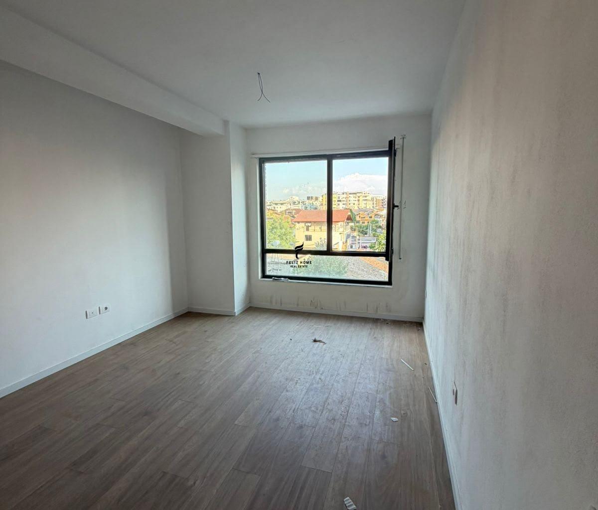 Zyra con affitto di 65 m², 5 piani, 45.000 lekë FH-81060