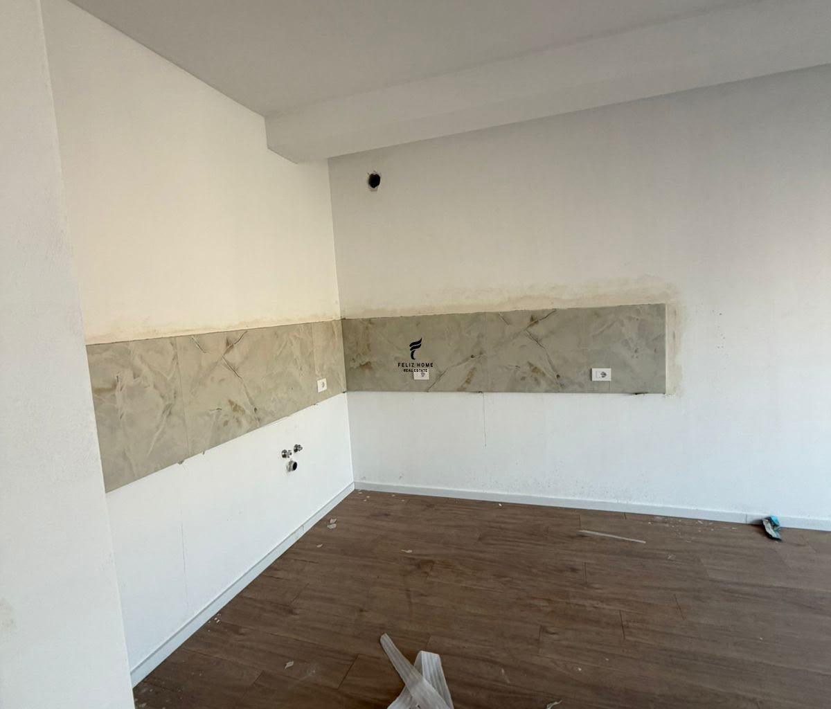 Zyra con affitto di 65 m², 5 piani, 45.000 lekë FH-81060
