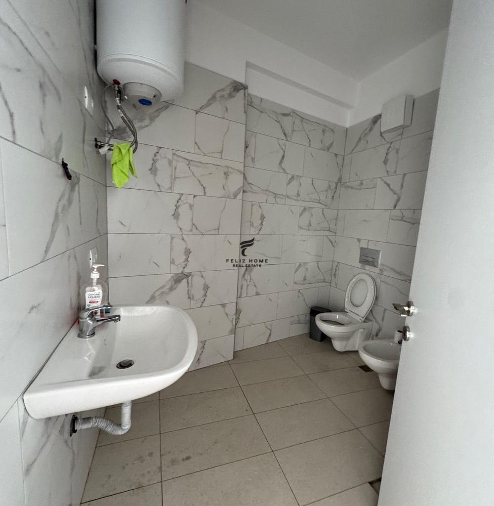 ZYRE ME QERA 85 M2 KOMUNA E PARISIT 700 EURO