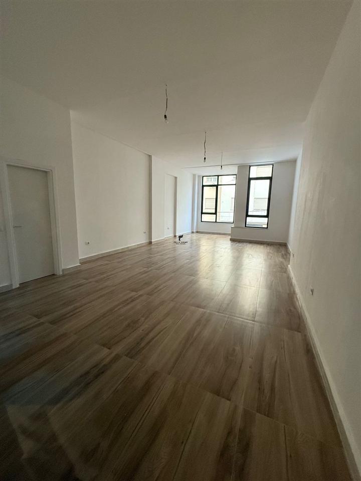 ZYRE ME QERA 72M2 RRUGA DURRESIT 1.300 EURO