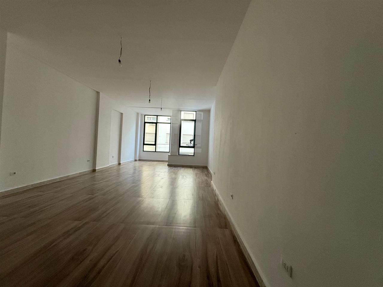 ZYRE ME QERA 72M2 RRUGA DURRESIT 1.300 EURO