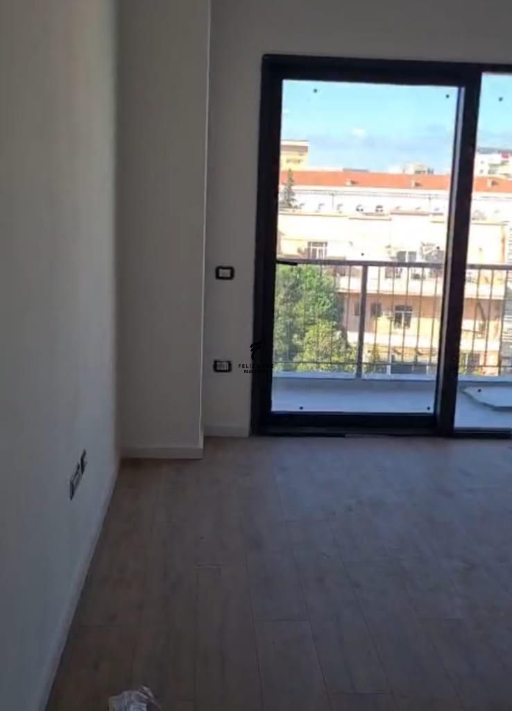 ZYRE ME QERA 100 M2 RRUGA E BARRIKADAVE 90.000 LEKE FH-82818
