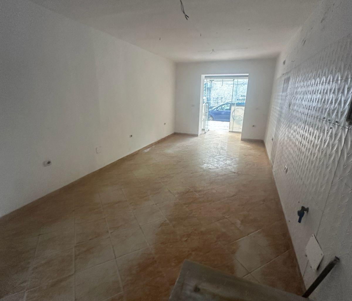 Affitto negozio di 44m2 in Mihal Grameno