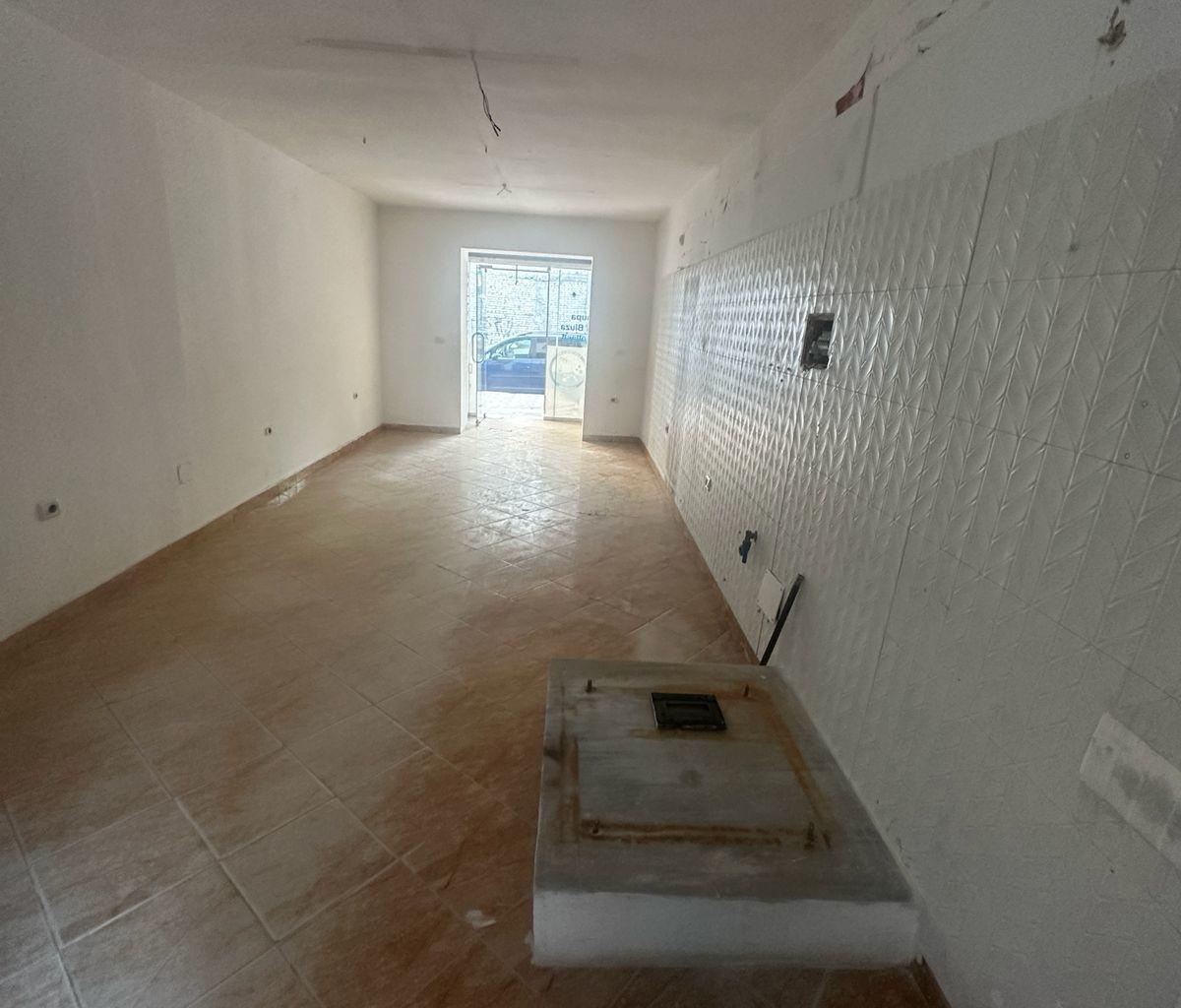 Affitto negozio di 44m2 in Mihal Grameno