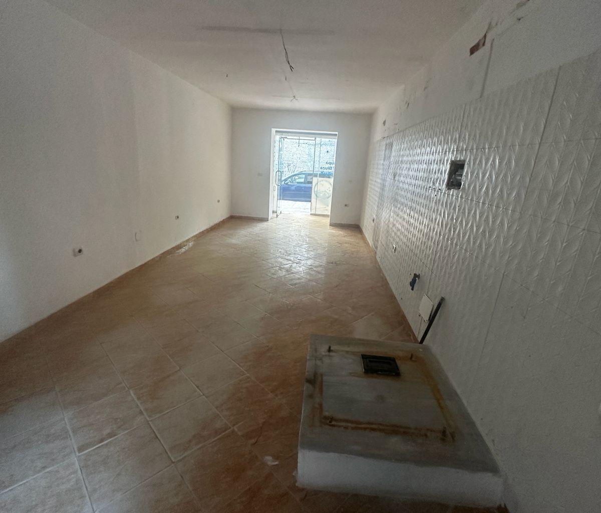 Affitto negozio di 44m2 in Mihal Grameno
