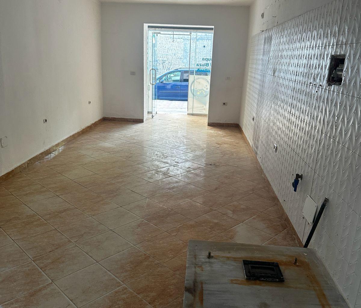 Affitto negozio di 44m2 in Mihal Grameno