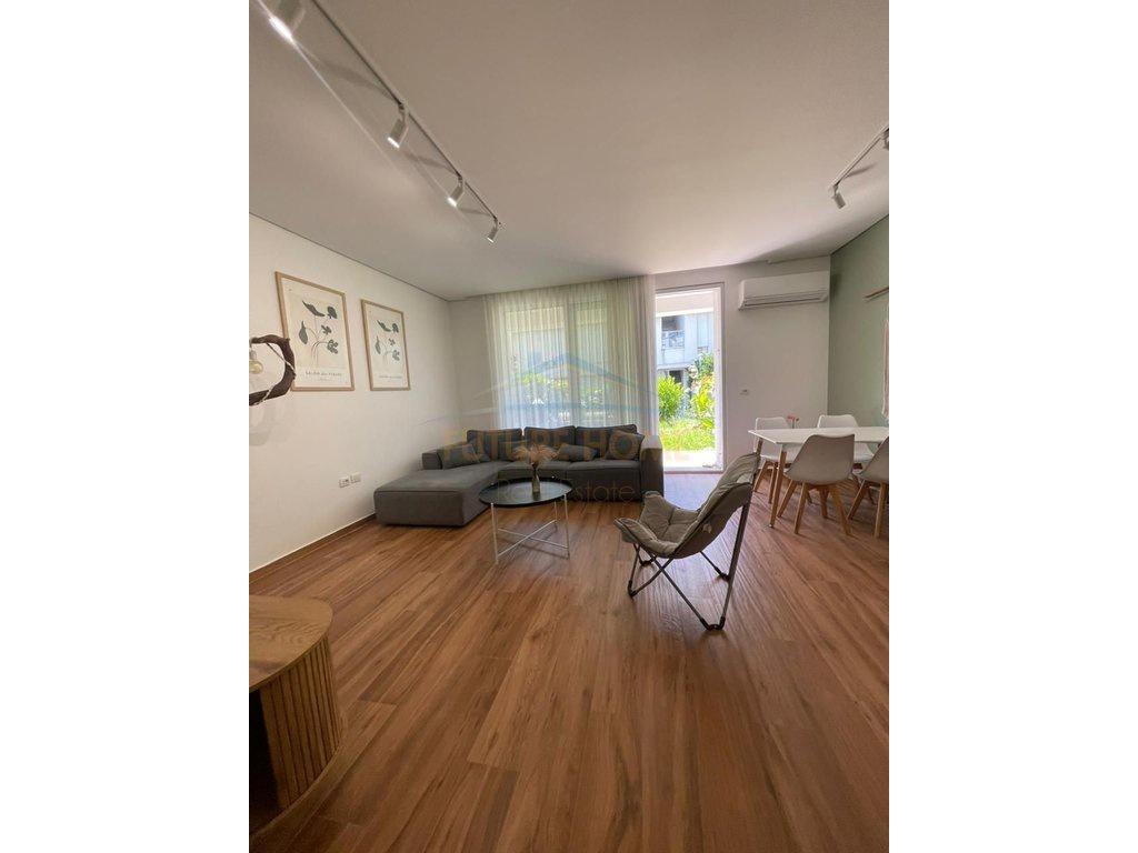 For Sale: 1+1 Apartment with Yard, Gjiri i Lalzit 0692542681