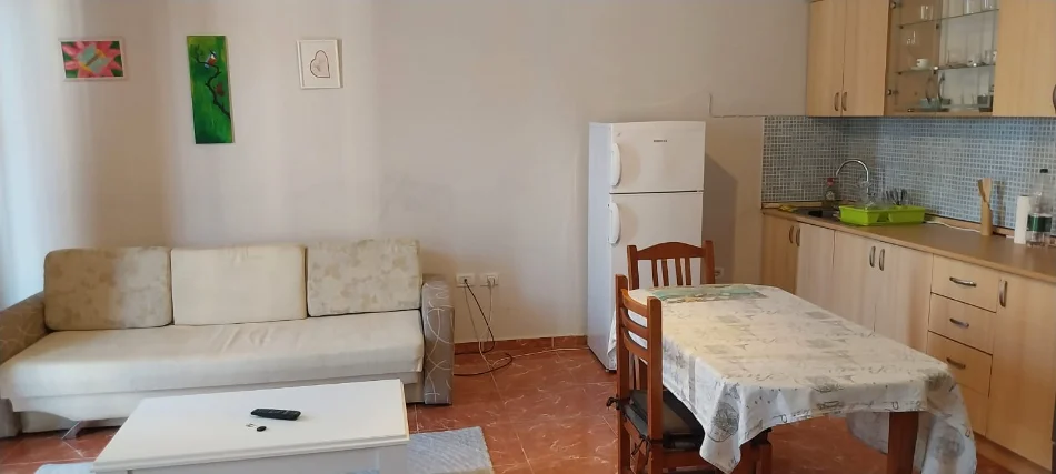 Jepet me qera apartament 1+1+Ballkon Kati 3, 60 m² 520 € (Rruga e Elbasanit/Ambasada Amerikane)