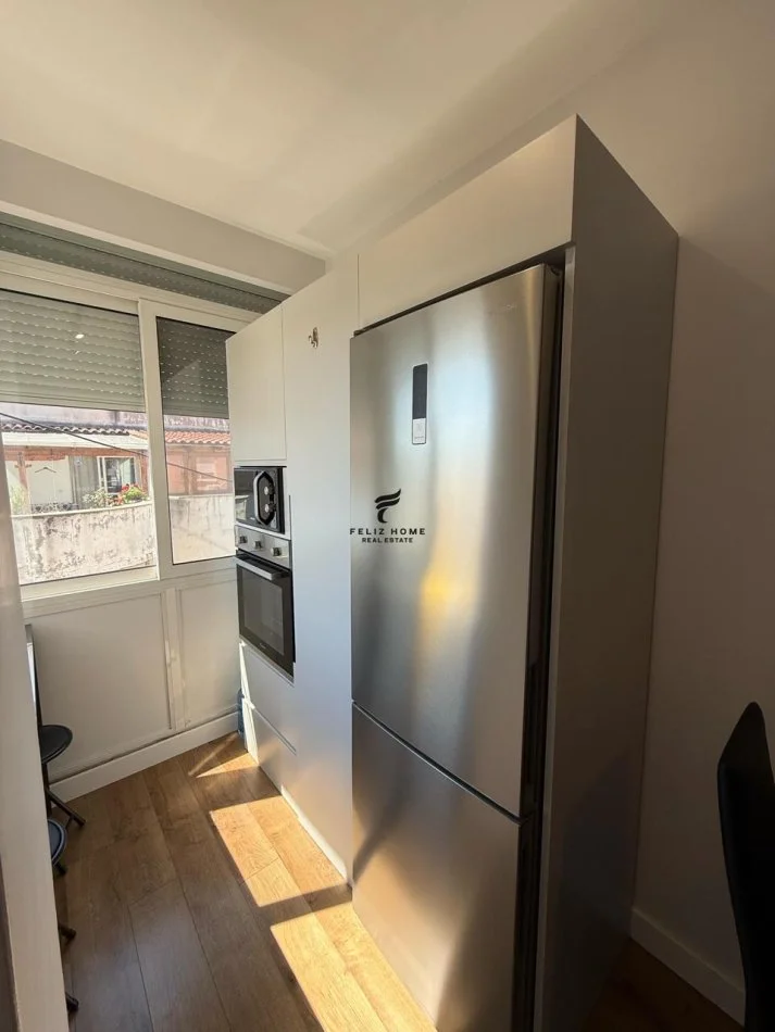 Tirana, affitto appartamento 1+1 con balcone al 11° piano, 70 m², 700 € (COMUNE DI PARISIT)