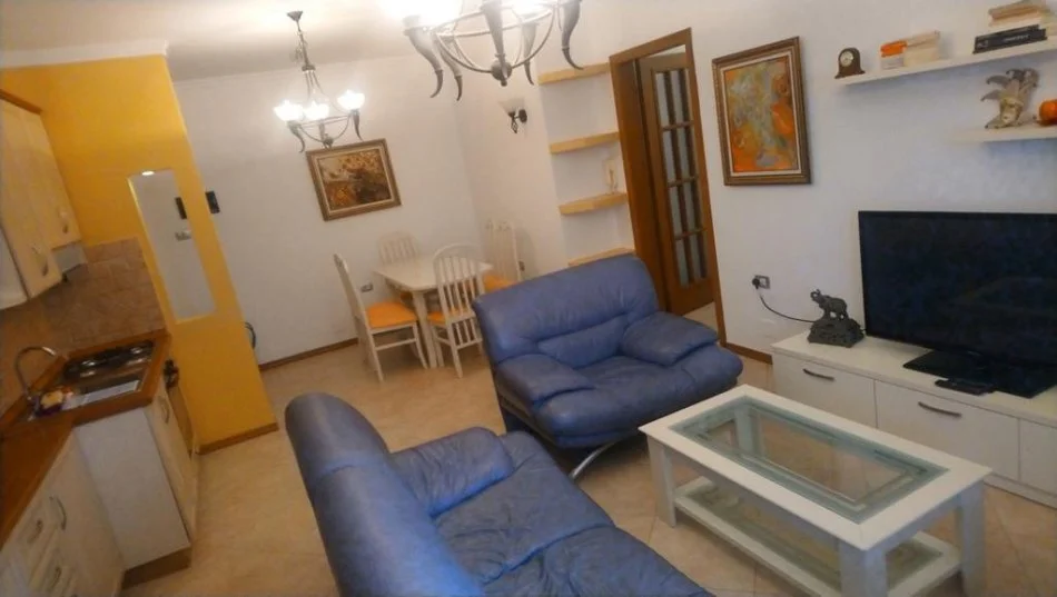 Tirane, affitto appartamento 2+1 Piano 8, 78 m² 750 € (CENTRO)