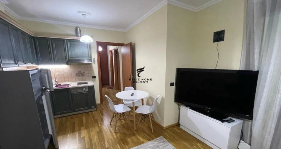 Tirane, affitto appartamento 1+1 con balcone al 4° piano, 57 m², 600 € (MYSLYM SHYRI)