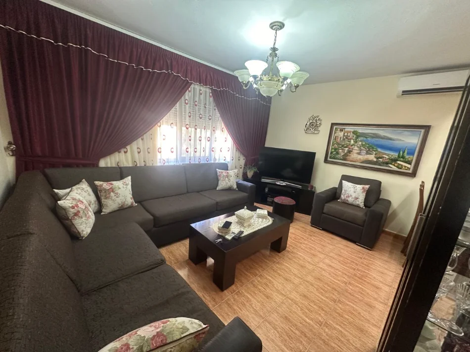 Tirane, jepet me qera apartament 2+1+Ballkon Kati 3, 95 m² 600 € (Pazari i Ri)