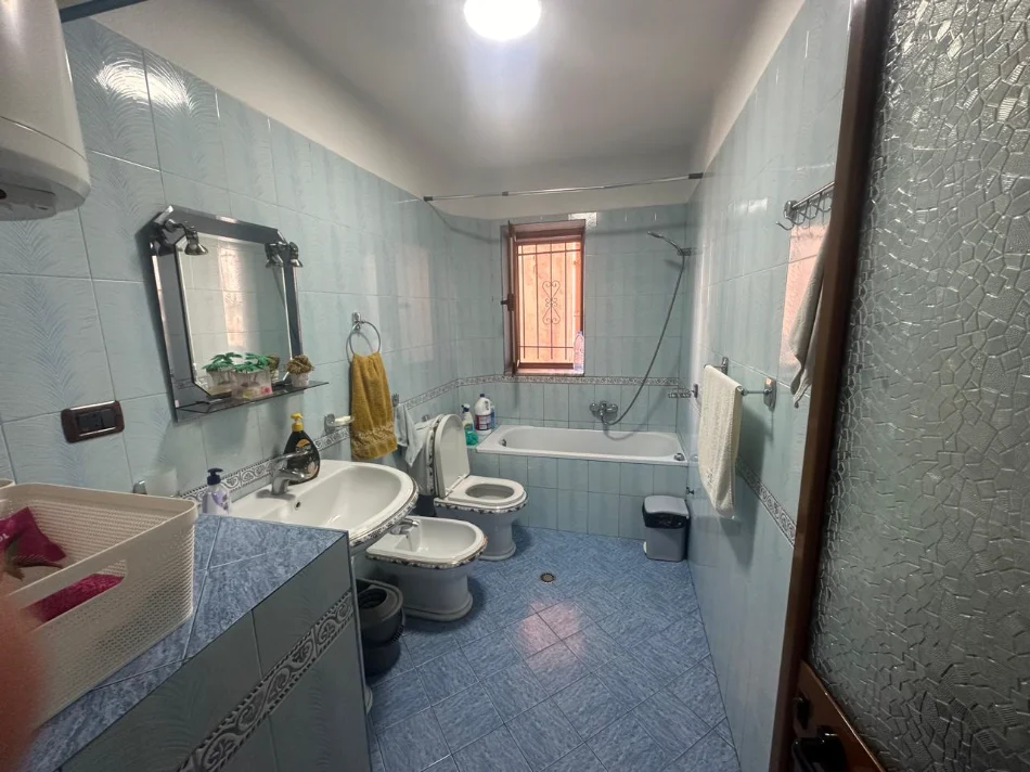 Tirana, Apartment for Rent 2+1+Balcony, 3rd Floor, 95 m², €600 (Pazari i Ri)