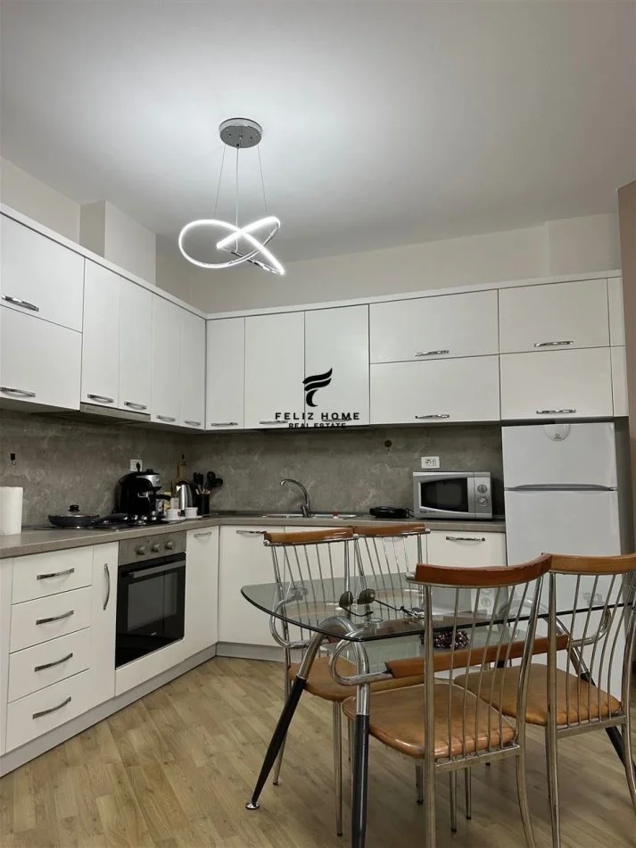 Tirane, affitto appartamento 2+1 al terzo piano, 110 m², 750 € (vicino al parco)