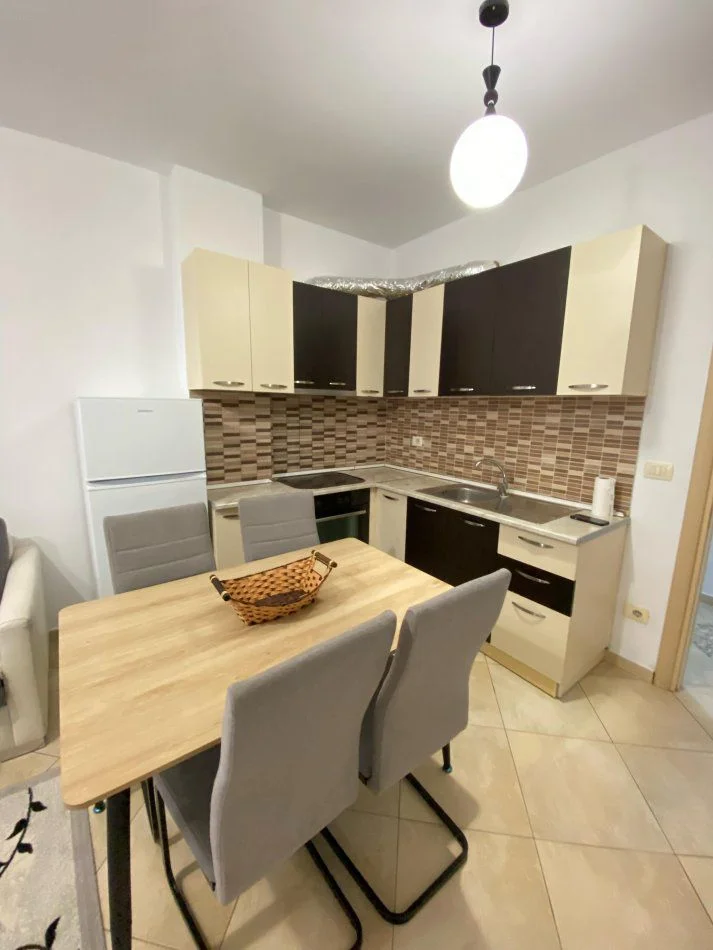 Tirane, affitto appartamento 2+1 Piano 8, 90 m² 550 € (ASTIR)